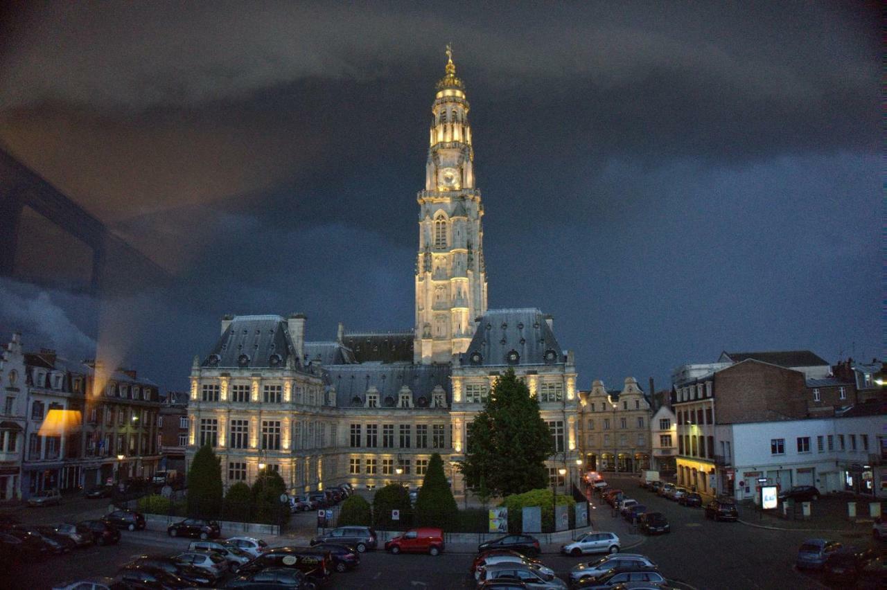 T2 Sur Les Places Arras Esterno foto