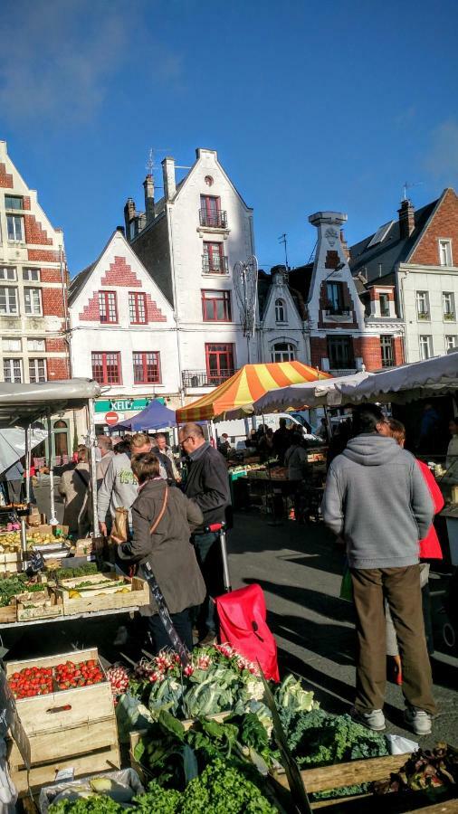 T2 Sur Les Places Arras Esterno foto